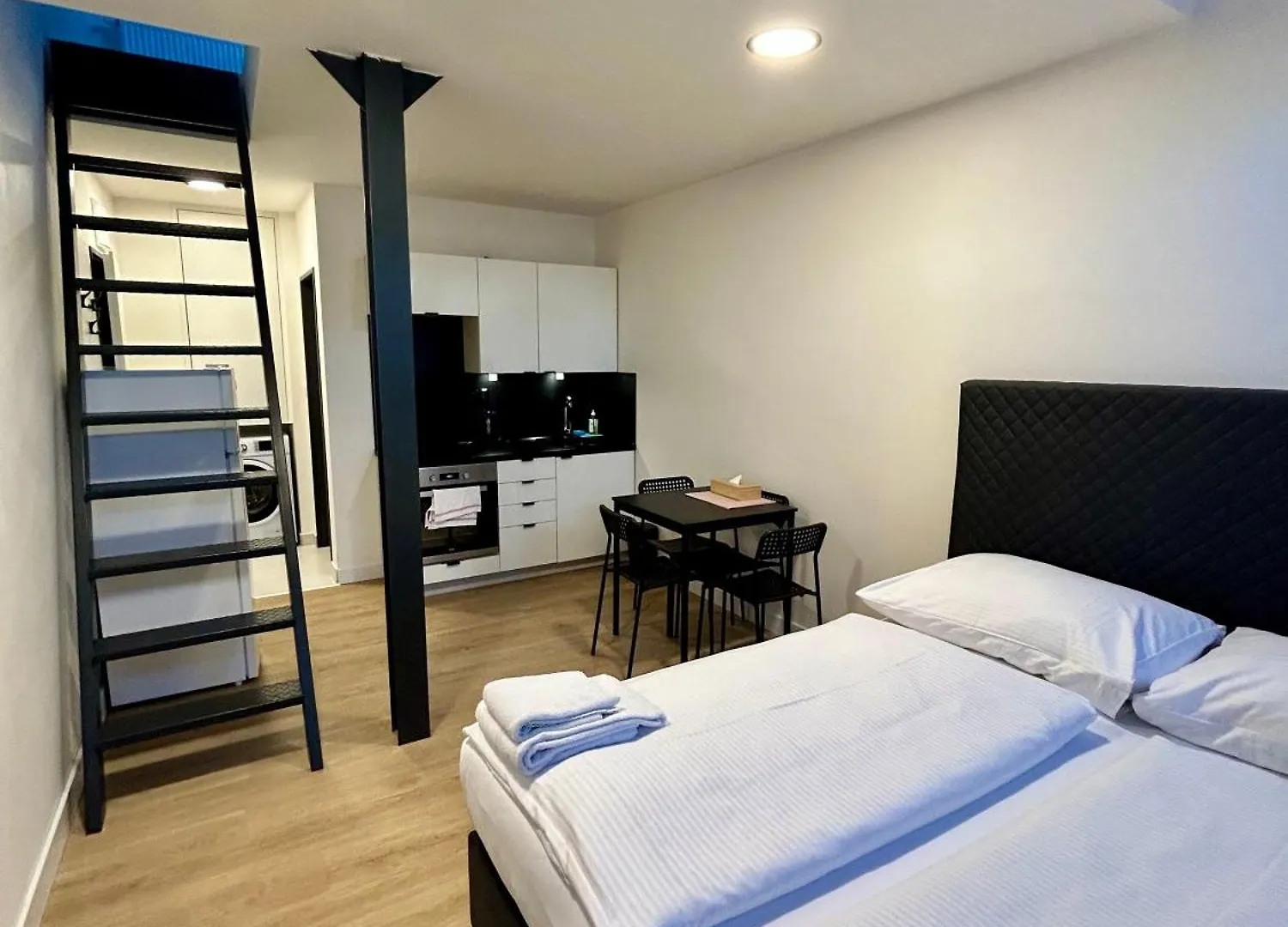 براغ Figaro Suites 4*,